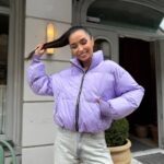 Пуховик жіночий короткий з манжетами бузкового кольору 00318