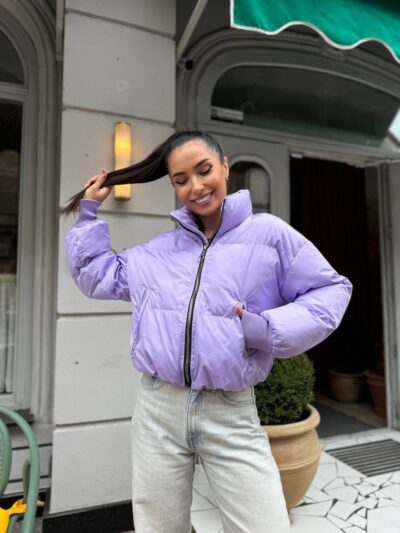 Пуховик жіночий короткий з манжетами бузкового кольору 00318