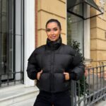 Пуховик жіночий короткий з манжетами чорного кольору 00312