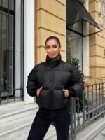 Пуховик жіночий короткий з манжетами чорного кольору 00312