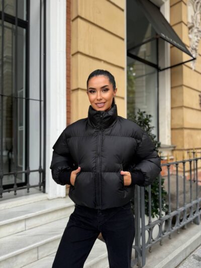 Пуховик жіночий короткий з манжетами чорного кольору 00312