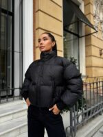 Пуховик жіночий короткий з манжетами чорного кольору 00312