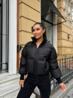 Пуховик жіночий короткий з манжетами чорного кольору 00312