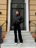 Пуховик жіночий короткий з манжетами чорного кольору 00312