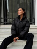 Пуховик жіночий короткий з манжетами чорного кольору 00312