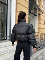 Пуховик жіночий короткий з манжетами чорного кольору 00312