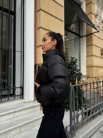 Пуховик жіночий короткий з манжетами чорного кольору 00312