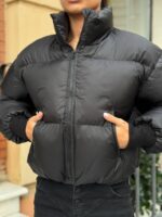 Пуховик жіночий короткий з манжетами чорного кольору 00312