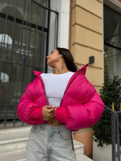 Пуховик жіночий короткий з манжетами малинового кольору 00314