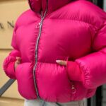 Пуховик жіночий короткий з манжетами малинового кольору 00314