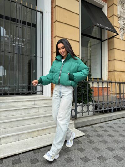 Пуховик жіночий короткий з манжетами зеленого кольору 00313