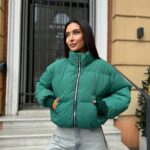 Пуховик жіночий короткий з манжетами зеленого кольору 00313