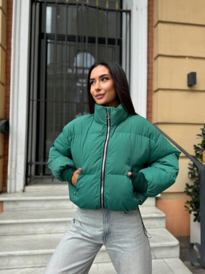 Пуховик жіночий короткий з манжетами зеленого кольору 00313