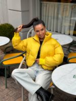 Пуховик жіночий короткий з манжетами жовтого кольору 00319