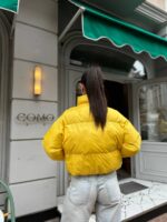 Пуховик жіночий короткий з манжетами жовтого кольору 00319