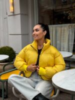 Пуховик жіночий короткий з манжетами жовтого кольору 00319