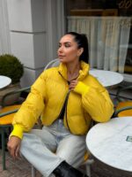 Пуховик жіночий короткий з манжетами жовтого кольору 00319