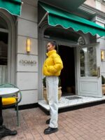 Пуховик жіночий короткий з манжетами жовтого кольору 00319