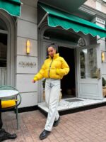 Пуховик жіночий короткий з манжетами жовтого кольору 00319