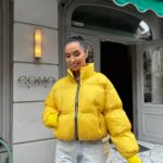 Пуховик жіночий короткий з манжетами жовтого кольору 00319