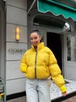 Пуховик жіночий короткий з манжетами жовтого кольору 00319
