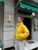 Пуховик жіночий короткий з манжетами жовтого кольору 00319
