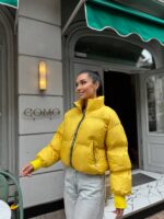 Пуховик жіночий короткий з манжетами жовтого кольору 00319