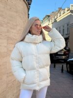Пуховик жіночий молочний короткий з капюшоном 00306