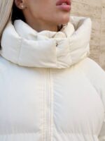 Пуховик жіночий молочний короткий з капюшоном 00306