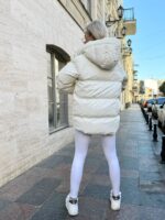 Пуховик жіночий молочний короткий з капюшоном 00306