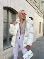 Пуховик жіночий молочний короткий з капюшоном 00306