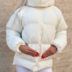 Пуховик жіночий молочний короткий з капюшоном 00306