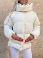 Пуховик жіночий молочний короткий з капюшоном 00306