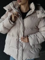 Пуховик жіночий оверсайз бежевого кольору 00371