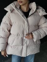 Пуховик жіночий оверсайз бежевого кольору 00371