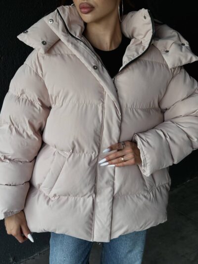 Пуховик жіночий оверсайз бежевого кольору 00371