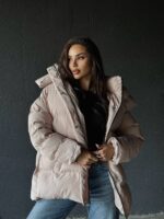 Пуховик жіночий оверсайз бежевого кольору 00371