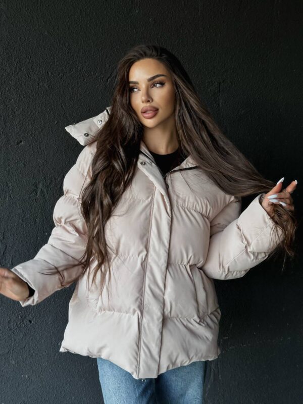 puhovyk-zhinochyj-oversajz-bezhevogo-koloru-00371-3 Пуховик жіночий оверсайз бежевого кольору 00371