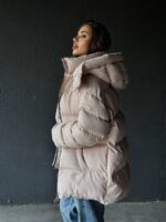 Пуховик жіночий оверсайз бежевого кольору 00371