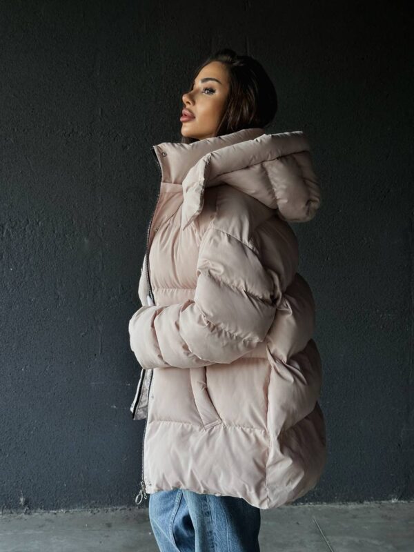 puhovyk-zhinochyj-oversajz-bezhevogo-koloru-00371-4 Пуховик жіночий оверсайз бежевого кольору 00371
