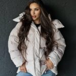 Пуховик жіночий оверсайз бежевого кольору 00371