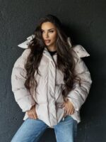 Пуховик жіночий оверсайз бежевого кольору 00371
