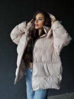 Пуховик жіночий оверсайз бежевого кольору 00371