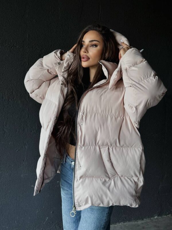 puhovyk-zhinochyj-oversajz-bezhevogo-koloru-00371-7 Пуховик жіночий оверсайз бежевого кольору 00371