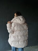 Пуховик жіночий оверсайз бежевого кольору 00371