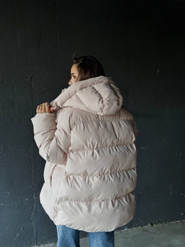 puhovyk-zhinochyj-oversajz-bezhevogo-koloru-00371-9 Пуховик жіночий оверсайз бежевого кольору 00371