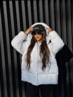Пуховик жіночий оверсайз білого кольору 00372