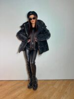 Пуховик жіночий оверсайз чорного кольору 00327