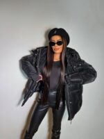 Пуховик жіночий оверсайз чорного кольору 00327