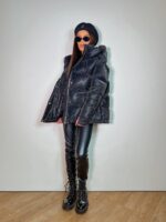 Пуховик жіночий оверсайз чорного кольору 00327